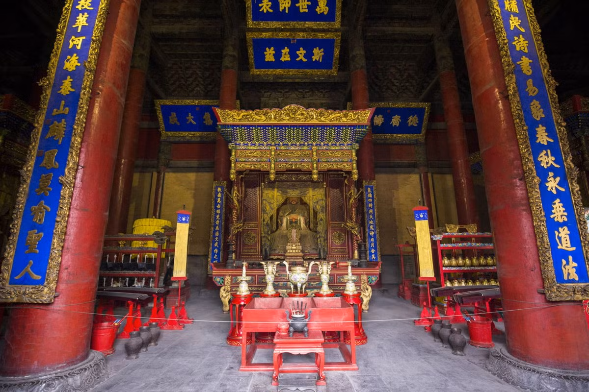 Khổng Tử (551 – 479 TCN) là một nhà tư tưởng, nhà triết học xã hội nổi tiếng trong lịch sử Trung Quốc. Các bài giảng và triết lý của ông có ảnh hưởng rộng lớn đối với đời sống và tư tưởng của các nền văn hóa Đông Á. Ảnh: Chris Travel Blog.