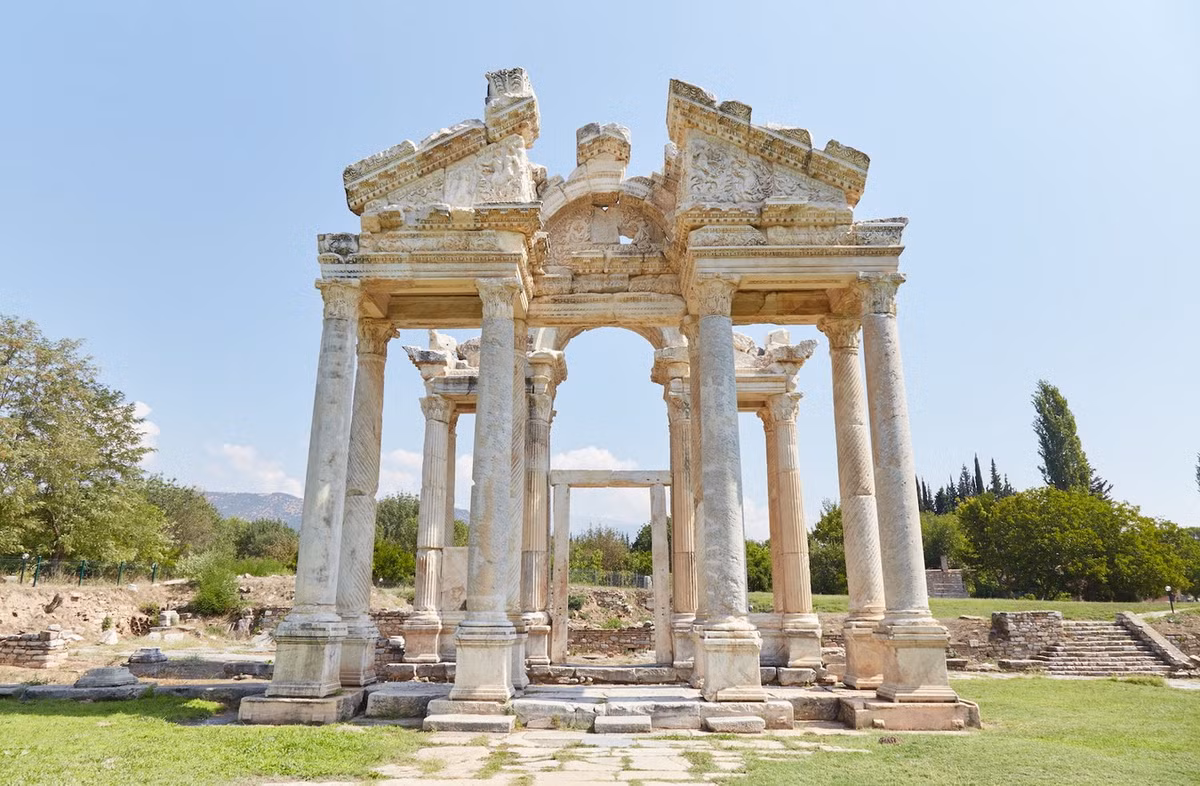Dựa theo các bản khắc cổ được tìm thấy trong khu vực, Aphrodisias đã hình thành từ thế kỷ thứ 2 TCN. Vào cuối thế kỷ 1 TCN, thành phố được sáp nhập vào đế quốc La Mã dưới sự bảo trợ của hoàng đế Augustus. Ảnh: Sailingstone Travel.