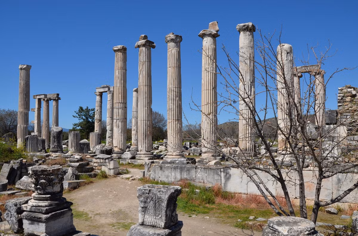Kết quả khai quật cho thấy, Aphrodisias là một thành phố quy củ với hệ thống đường xá kết nối các khu dân cư và công trình công cộng. Công trình nằm ở vị trí trung tâm di tích là đền thờ thần Aphrodite, đã bị hủy hoại nặng nề theo thời gian. Ảnh: Wikipedia.