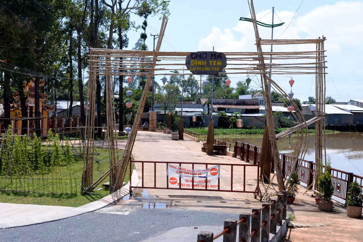 Ngoài trải nghiệm trên, đến với Đồng Tháp, du khách có thể xem show thực cảnh tái hiện "chợ ma" Định Yên - Lấp Vò - Đồng Tháp vào ngày thứ bảy của tuần thứ nhất và thứ ba trong tháng (từ 14 giờ đến 19 giờ 30).