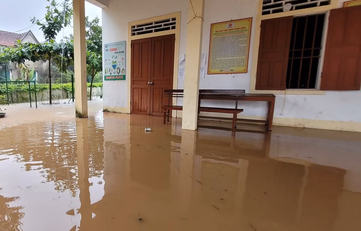 Lãnh đạo UBND xã Cẩm Thịnh cho biết, mưa lớn kéo dài suốt đêm đến sáng nay khiến nhiều khu vực bị ngập. Xã đã nắm bắt tình hình lũ lụt và hỗ trợ di dời tài sản cho người dân.