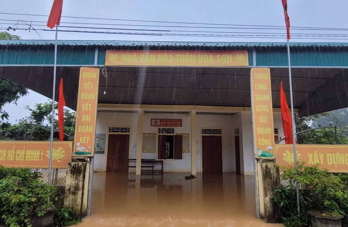 Khu vực nhà văn hóa thôn Hòa Sơn (xã Cẩm Thịnh) có hàng chục nhà dân, tuyến đường giao thông bị ngập nặng, có nơi ngập từ 0,5-0,7m.