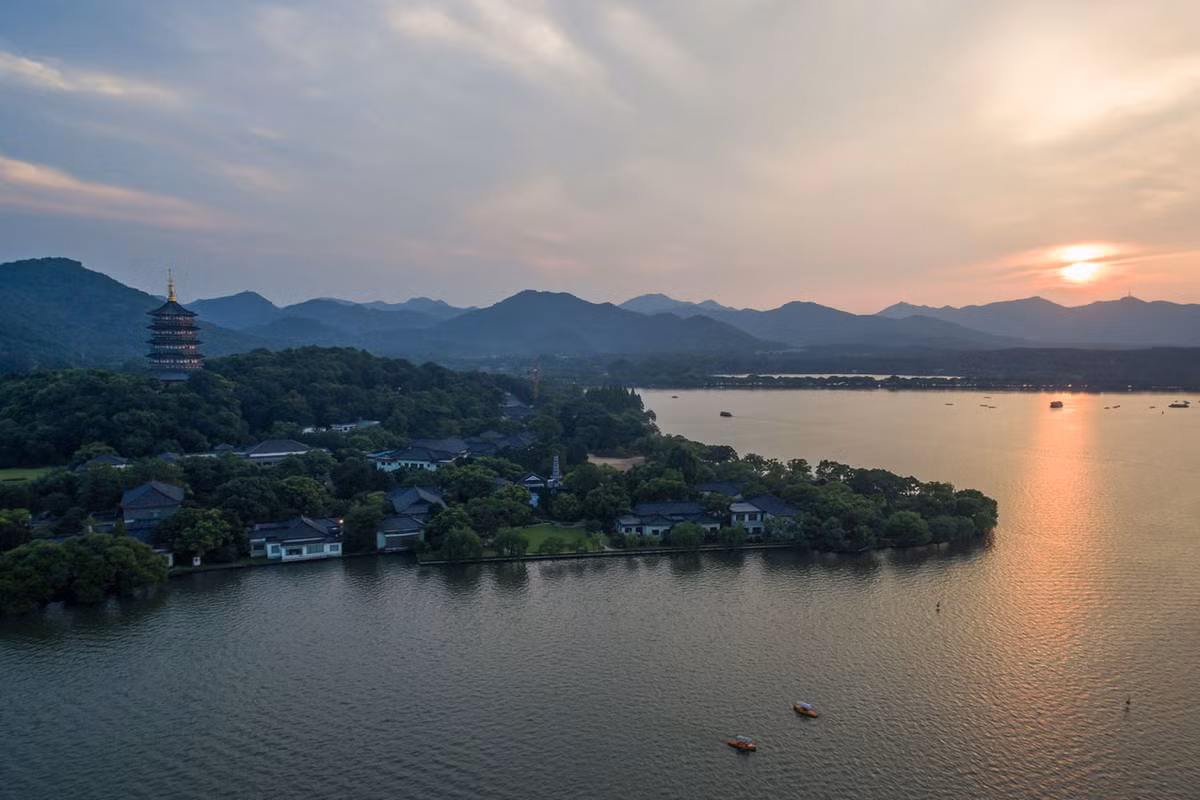 Tọa lạc ở phía Tây thành phố Hàng Châu, thuộc tỉnh Chiết Giang, miền Đông Trung Quốc, Tây Hồ là hồ nước nổi tiếng bậc nhất của quốc gia tỉ dân. Ảnh: Wikipedia.