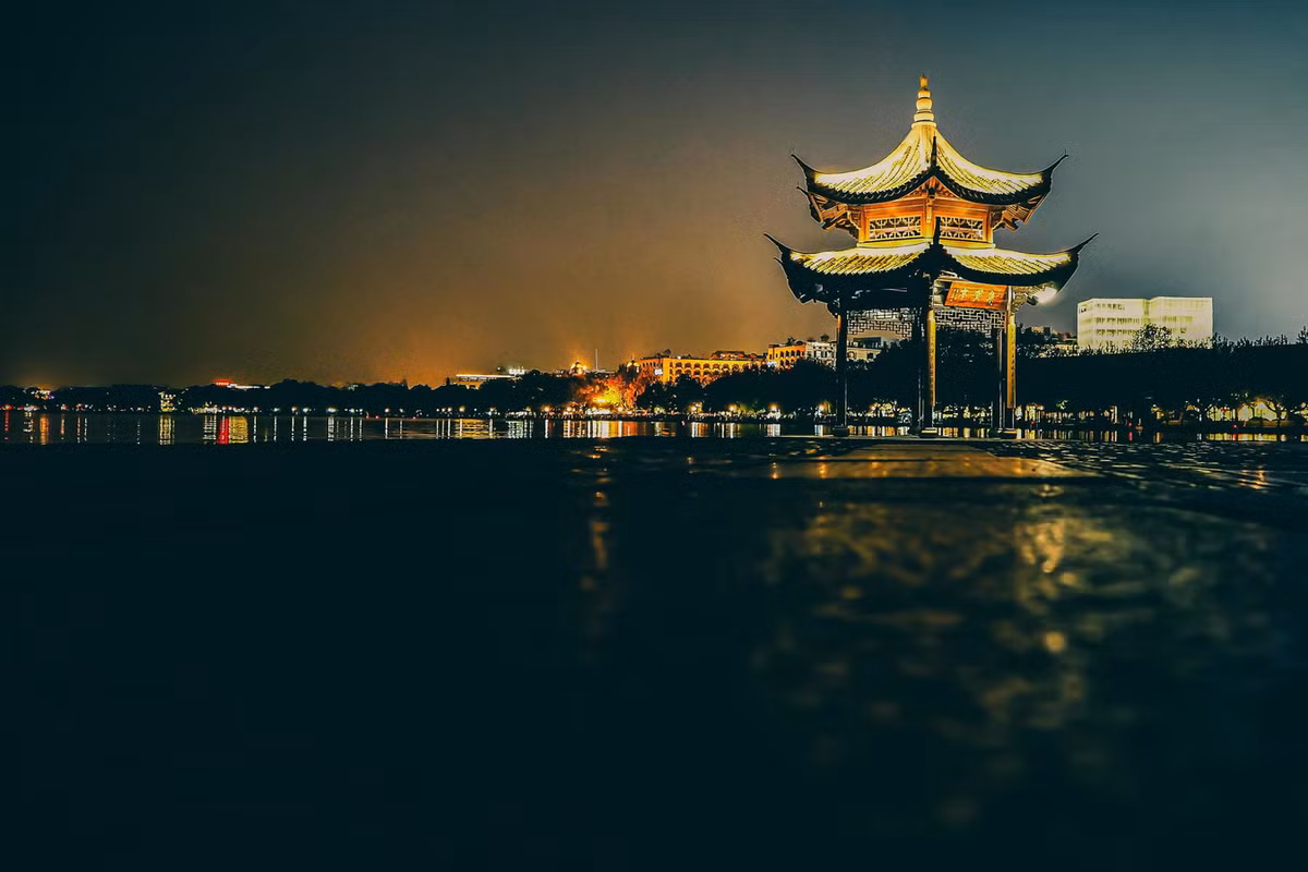 Trải qua các thời kỳ khác nhau, có thêm nhiều công trình được xây dựng quanh hồ, khiến Tây Hồ Hàng Châu trở thành một thắng cảnh nổi tiếng toàn Trung Hoa. Ảnh: Vecteezy.