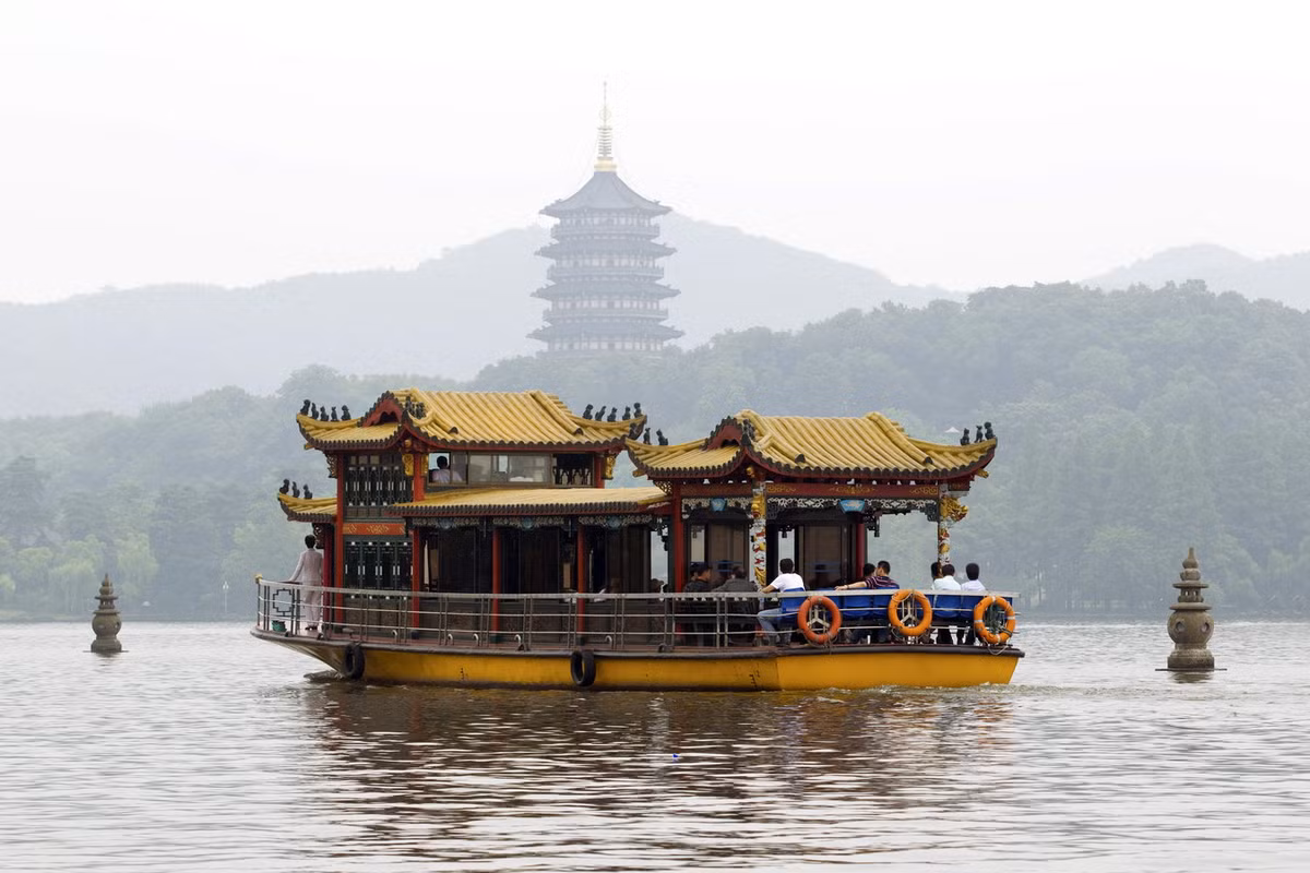 Trong hồ có ba hòn đảo, lần lượt mang tên là Hồ Tâm Đình, Tiểu Doanh Châu và Nguyễn Công Đôn và một quả đồi gọi là Cô Sơn. Ảnh: Klook.