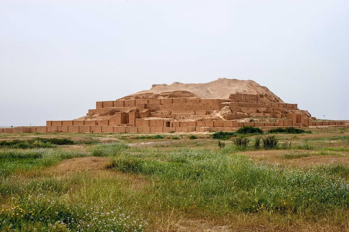 Người ta tin rằng các ziggurat được xây dựng trong hai giai đoạn và chủ yếu hình dáng của nó được hình thành ở giai đoạn thứ hai. Ảnh: Britannica.