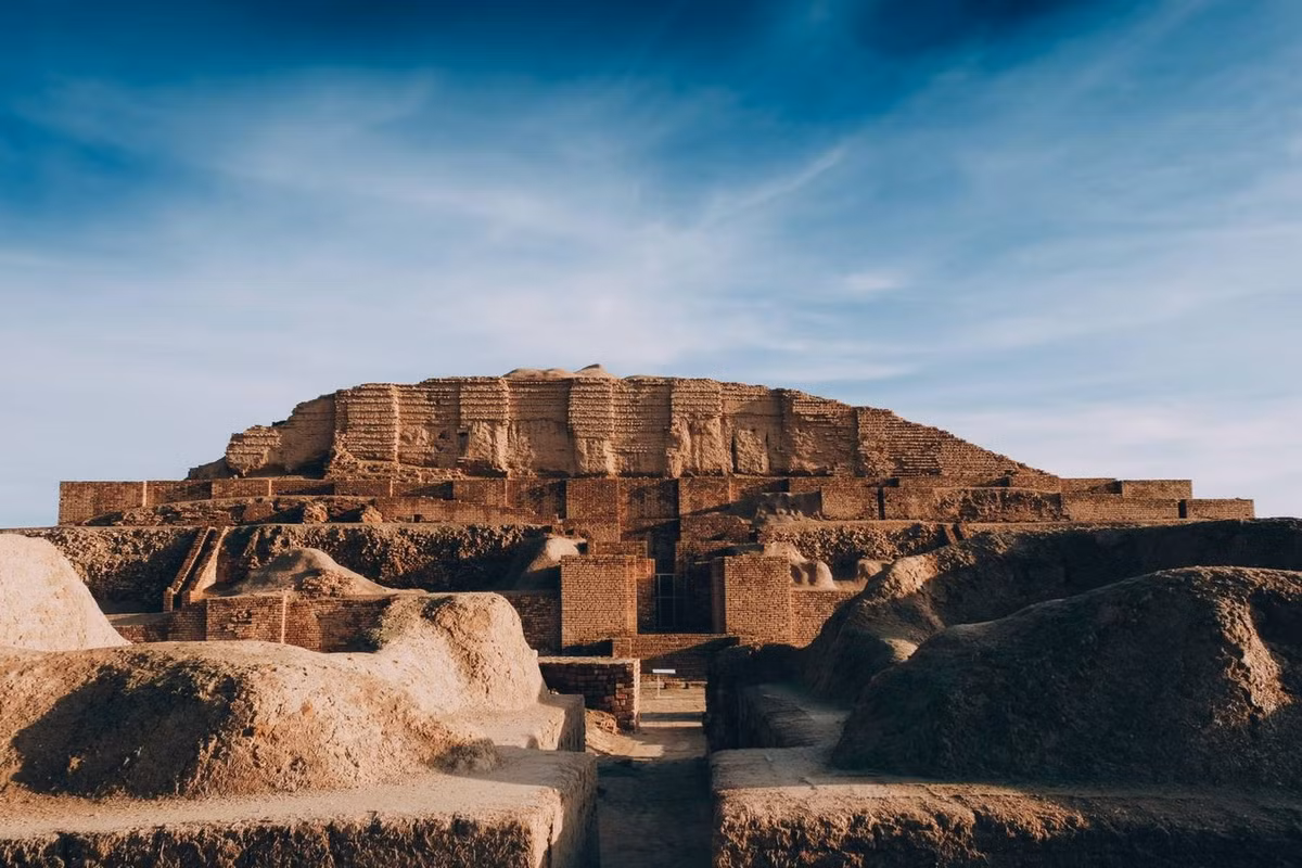 Ziggurat là loại hình kiến trúc kiểu tầng bậc, bệ cao nọ đặt trên bệ cao kia, càng lên cao càng thu dần lại, có đường dốc trượt hoặc bậc thang thẳng góc hoặc men theo khối xây để đi lên đỉnh. Ảnh: OrientTrips.