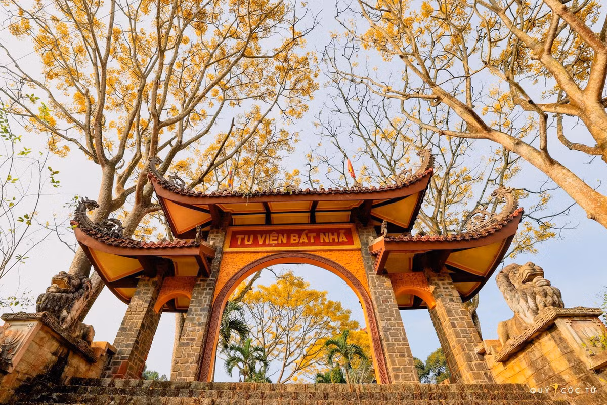 Tu vien dep nhu chon than tien, tieng chuong vang vong nui rung