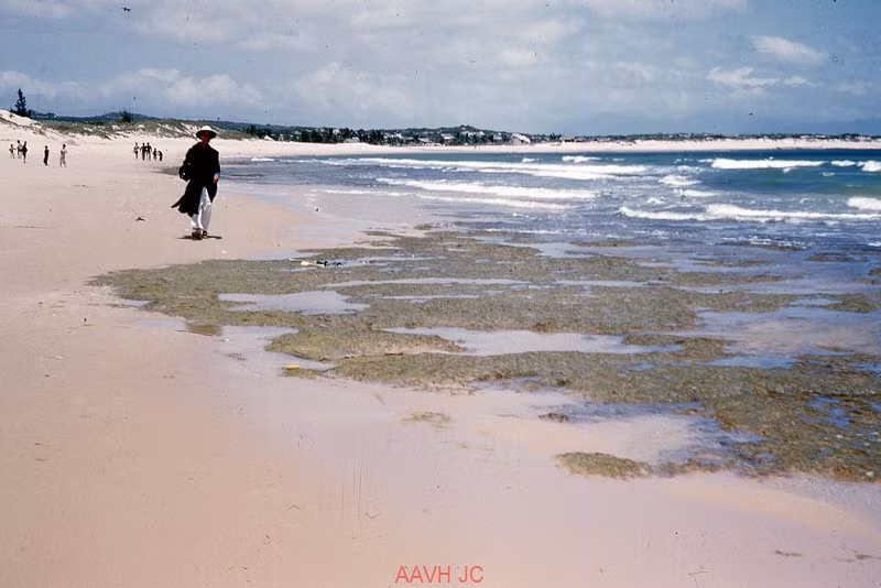 Bãi biển ở mũi đất Paradan, hay mũi Dinh, nay thuộc huyện Thuận Nam, tỉnh Ninh Thuận.