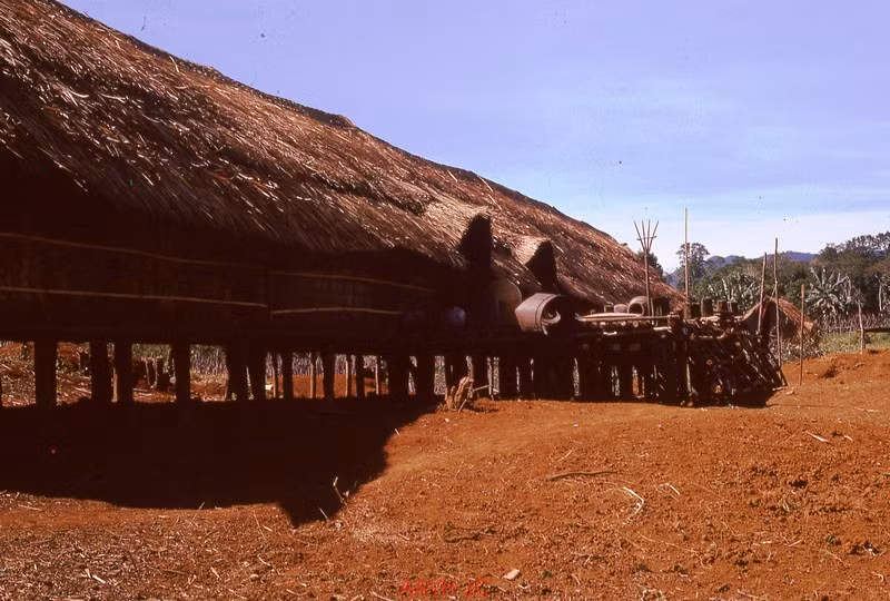 Nhà rông ở một bản dân tộc thiểu số gần Đà Lạt năm 1959.