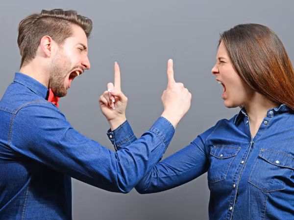 Đừng bắt đầu một ngày mới bằng một cuộc tranh cãi với người yêu của bạn. Hãy cố gắng giữ im lặng và tốt nhất là chờ sang ngày khác rồi bắt đầu giải quyết vấn đề.