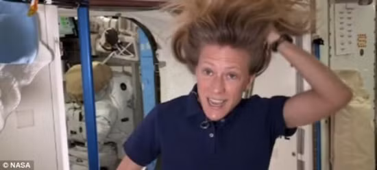 Nữ phi hành gia của NASA, cô Karen Nyberg, khoe mái tóc lơ lửng sau khi gội đầu. 'Các phi hành gia không thể để vuột mái tóc ra khỏi chiếc khăn, vì những sợi tóc có thể gây nguy hiểm, ví dụ chúng có thể đâm vào mắt hoặc bị phi hành gia hít phải', cơ quan vũ trụ Canada giải thích. Ảnh: NASA