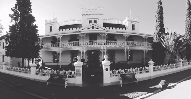  Khám phá ma quái ở Matjiesfontein, Karoo. Khách sạn Matjiesfontein lộng lẫy nằm ở giữa Karoo nhưng lại bị đồn đại đầy những bóng ma. Bạn có thể nghe thấy Katie xáo trộn thẻ của mình trong “Phòng Thẻ của Katie”, hoặc nhìn thấy con ma được gọi là Lucy lang thang xung quanh hành lang trong mớ quần áo tả tơi. Những người lính Anh dũng mãnh từ cuộc chiến Boer được cho là ám ảnh toàn bộ cầu thang... Nằm trong bán kính chỉ 250 km từ thành phố Cape Town ngoài khơi N1, khách sạn ma ám này vẫn rất thu hút du khách bất chấp tiếng tăm kinh dị của nó.