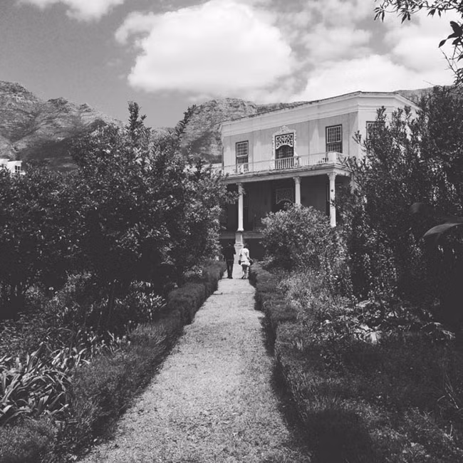  Bóng ma tại Rust en Vreugd, Cape Town. Hãy cẩn thận khi bạn chạm vai vào các bức tường của Rust en Vreugd, một Bảo tàng Iziko ở Cape Town. Theo truyền thuyết địa phương cho biết đây là ngôi nhà ma ám nhất ở Cape Town, và khi bạn không may chạm vai vào tường, một trong những hồn ma ám ảnh nơi đây sẽ đi theo bạn về nhà.