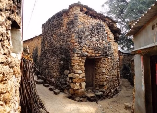 Ngôi làng hóa thạch (Vân Nam). Làng hóa thạch nằm ở tỉnh Vân Nam rất ấn tượng đối với các du khách. Theo các chuyên gia khảo cổ học, những ngôi nhà trong làng được xây dựng bằng một loại hóa thạch từ xa xưa.