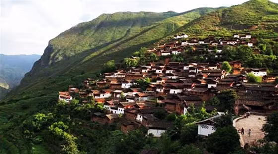 Ngôi làng nằm trên một tảng đá (Vân Nam). Ở tỉnh Vân Nam, thành phố Lệ Giang, có một ngôi làng gồm 108 gia đình sinh sống trên một tảng đá hình nấm khổng lồ. Nằm sâu trong khe núi bên sông Kim Sa, làng đá Bảo Sơn được xây dựng vào đầu triều đại nhà Tống.