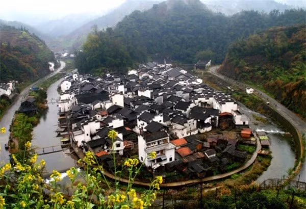 Làng tròn (Giang Tây). Làng Jujing là một ngôi làng có kiến trúc theo phong cách Hui điển hình nằm ở tỉnh Giang Tây. Ngôi làng được thiết kế và xây dựng bởi bậc thầy phong thủy nổi tiếng He Pu trong thời kỳ đầu của nhà Tống. Làng Jujing được gọi là ngôi làng tròn nhất ở Trung Quốc. Có rất nhiều di tích văn hóa đặc trưng tại đây, bao gồm một tấm ván ngang được khắc bởi Hoàng đế Minh Tư Tông của triều đại nhà Minh (1627-44).