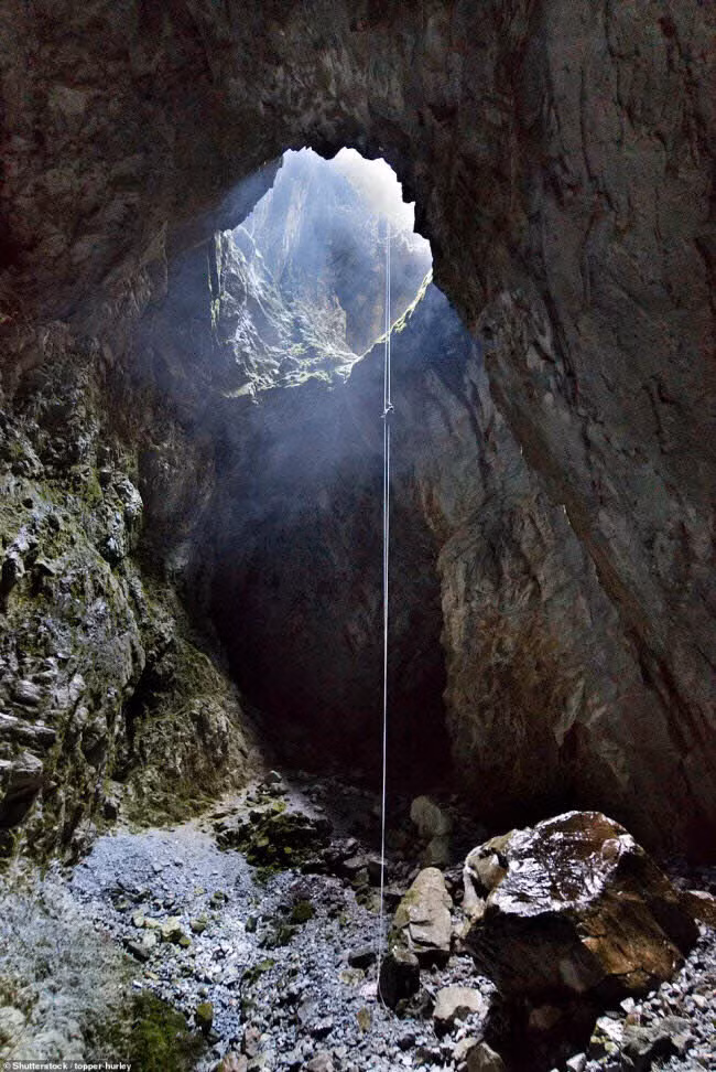 Hố Harwoods, New Zealand: Du khách có thể leo dây để khám phá hố tử thần sâu khoảng 180m này. 