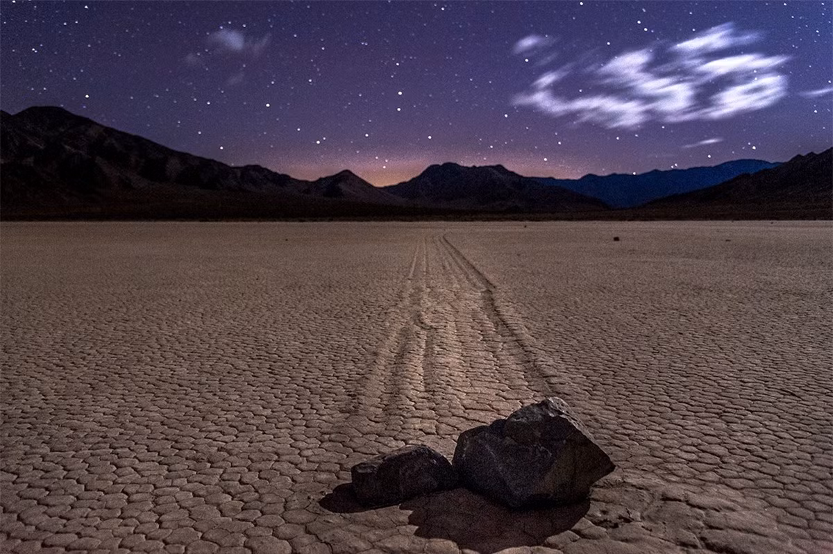 Một số tảng đá "tự di chuyển" tại Thung lũng chết. Racetrack Playa là nơi bí ẩn nhất tại thung lũng chết. Hàng trăm hòn đá có dấu vết di chuyển rải rác dưới đáy hồ khô này. Một số tảng đá, nặng tới 700 pounds ( gần 318 kg), đã đi được hơn 1.500 ft ( khoảng 457m). Trong nhiều năm, hiện tượng lạ này chưa có lý giải, nhưng vào năm 2014, các nhà khoa học đã có câu trả lời. Khi lũ lụt cùng với đêm đông lạnh giá làm nước đóng băng thành lớp mỏng sau đó vỡ thành tấm nổi lên mặt nước, đến sáng gió đẩy đá về phía trước trên bề mặt trơn trượt, để lại vệt bùn bên dưới. Mặc dù các nhà khoa học đã phát hiện ra bí mật đá di chuyển, nhưng vẫn không làm giảm bớt đi trí tò mò của du khách.