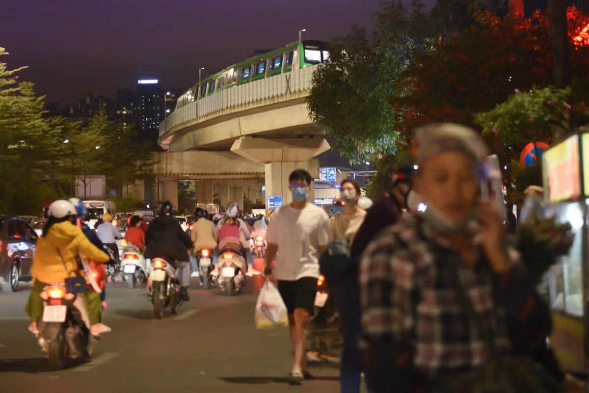 Tàu chạy qua nhiều khu vực dân sinh đông đúc. Tần suất chạy tàu được chia theo 2 khung giờ cao điểm và thấp điểm. Giờ cao điểm (7h30-9h, 17h30-19h) sẽ chạy với tần suất 6 phút/chuyến và giờ thấp điểm là 9 phút/chuyến.