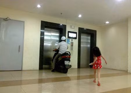 Bức ảnh gây xôn xao trên nhiều diễn đàn mạng, người đàn ông phi thẳng xe tay ga vào thang máy và không hề có ai ngăn cản hành động này. Hình ảnh được cho là chụp tại khu đô thị Đặng Xá, Hà Nội khiến dư luận thắc mắc không ngừng, người cho rằng đây là một hành động vô ý thức, số khác lại nêu quan điểm đây là "giải pháp tình thế" để tránh việc bị bảo vệ, nhà trông giữ xe trong chung cư chặt chém.