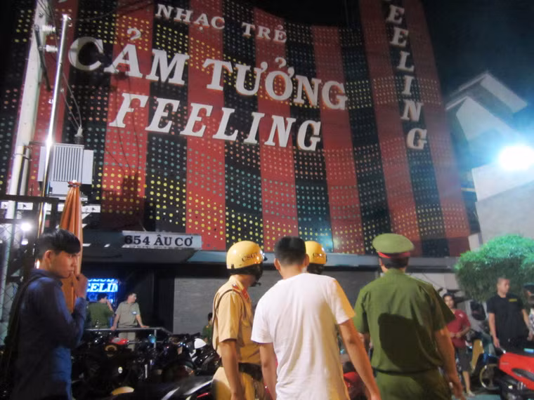 Rạng sáng nay (24/11), lực lượng công an TP HCM gồm nhiều đơn vị như CSHS, CSGT, cảnh sát trật tự... đồng loạt đột kích, tiến hành kiểm tra quán bar Cảm Tưởng, số 654 đường Âu Cơ, phường 10, quận Tân Bình.