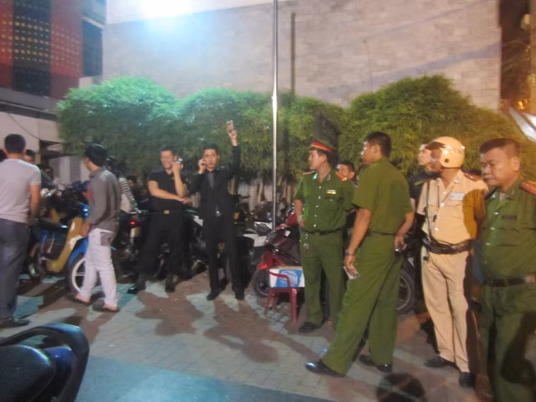 Thời điểm lực lượng chức năng kiểm tra, hàng trăm nam, nữ thanh niên đang quay cuồng nhảy múa cuồng nhiệt trong tiếng nhạc cực lớn.