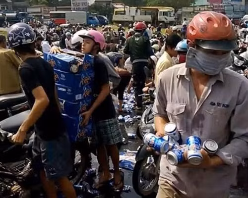 Nếu số bia các đối tượng chiếm đoạt hơn 2 triệu đồng thì họ sẽ bị truy cứu trách nhiệm hình sự (ảnh cắt clip do người dân quay)