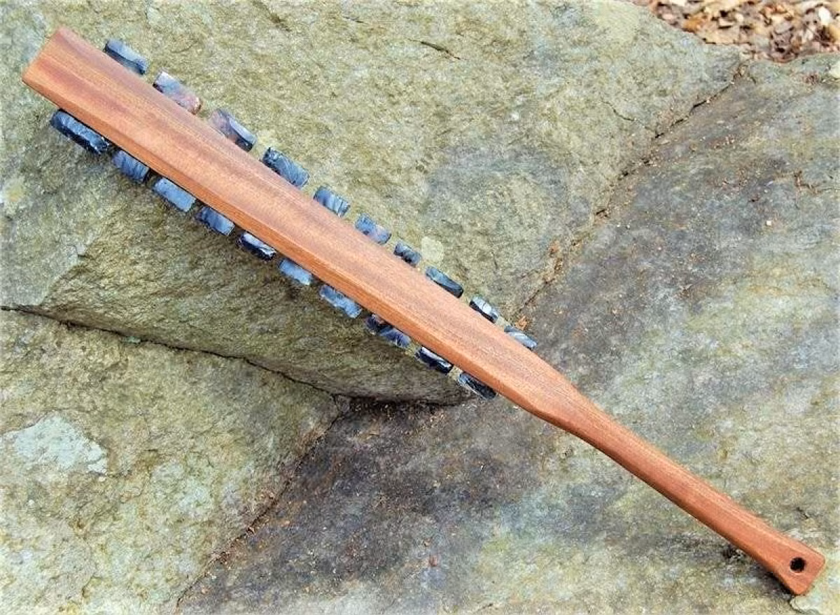 Macuahuitl là một thanh kiếm của người Aztec, được phát minh vào thế kỷ thứ 10. Dài 1m và rộng 75mm, về cơ bản, nó là một cây gậy bằng gỗ có gắn các lưỡi kiếm obsidian dài khoảng 3 cm. Macuahuitl là vũ khí cận chiến tiêu chuẩn được sử dụng bởi các chiến binh Aztec Eagle và Jaguar. Obsidian cắt cơ thể người tốt hơn dao phẫu thuật. Điều thú vị là nó được sử dụng để đánh bại chứ không phải để giết đối thủ. Người Aztec cần tù nhân cho nghi lễ hiến tế của họ.