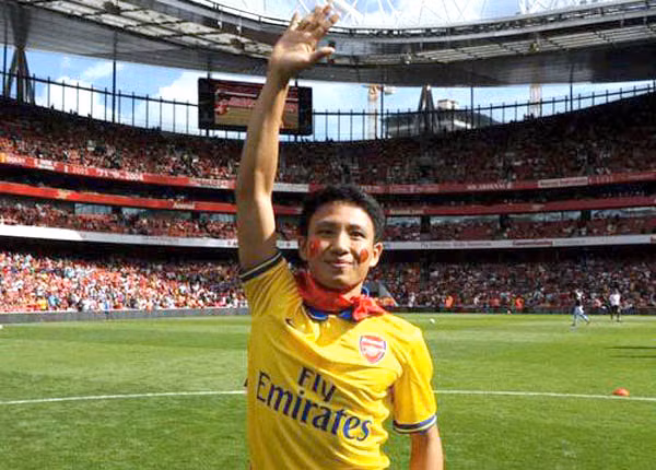 Xuân Tiến được mời sang London dự khán trận đấu của Arsenal, hình ảnh chàng trai trẻ khoác trên mình lá cờ Tổ quốc chạy trên sân Emirates khiến các bạn trẻ Việt nức lòng, vô cùng tự hào.