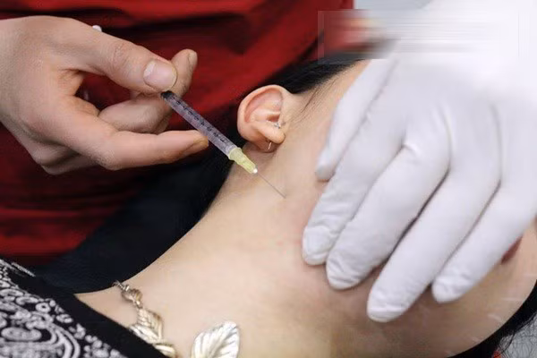Tuy đã bôi thuốc tê nhưng Hạt Mít cũng khá đau, nhất là khi tiêm xuống bọng cằm, vùng da mỏng nhất.