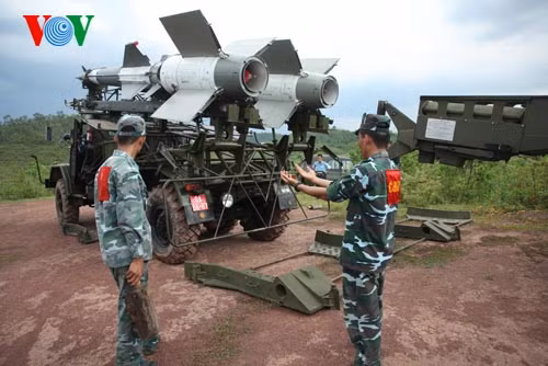 Cán bộ, chiến sĩ tiểu đoàn 181 điều khiển xe chở tên lửa vào khu vực bệ phóng. Đến nay, lực lượng kỹ thuật của Quân chủng Phòng không – Không quân (PKKQ) đã huấn luyện chuyển giao công nghệ tự thực hiện cải tiến tổ hợp tên lửa phòng không S-125-2TM đến mức tự giám định kỹ thuật, xác định khuyết tật và sửa chữa, khôi phục, tăng hạn sử dụng đạn tên lửa phòng không.