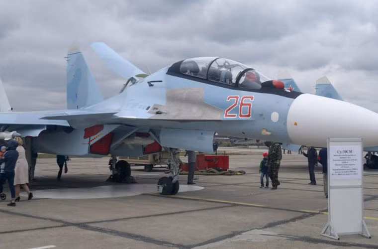 Su-30SM là biến thể dành cho Không quân Nga được phát triển dựa trên mẫu Su-30MKI bán cho Ấn Độ với radar mạng pha cực mạnh và động cơ có kiểm soát véc tơ lực đẩy 2 chiều.