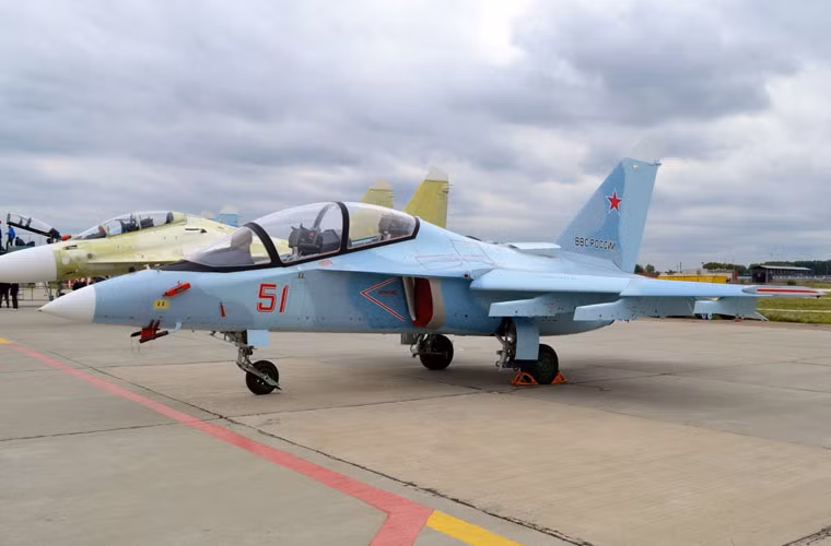 Bước đầu, Không quân Nga đã đặt hàng 55 chiếc Yak-130 và tương lai sẽ mua tới 200 chiếc nhằm thay thế toàn bộ máy bay huấn luyện hệ cũ L-39 do Czech sản xuất.