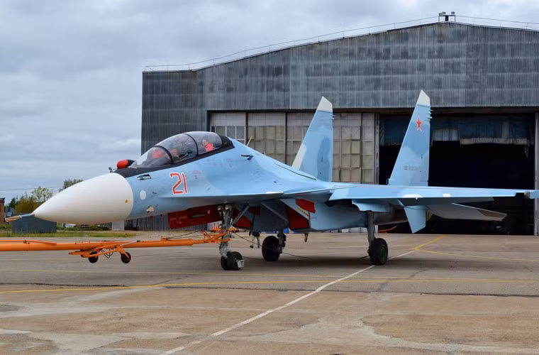 Tương tự Yak-130, Su-30SM (màu sơn trước đây là đen bạc) thì xuất hiện này nó mang màu sơn ngụy trang giống với Su-27SM đang phục vụ trong Không quân Nga.