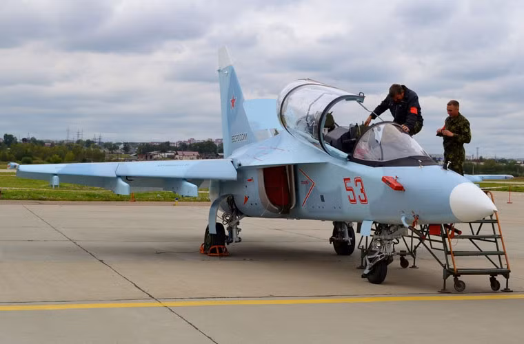 Thay vì dùng màu sơn trắng bạc hay xanh đậm thì Yak-130 xuất hiện trên sân bay của nhà máy Irkut với màu sơn camo xanh da trời vốn dùng cho tiêm kích Su-27. Đây có lẽ là “quân phục” chính thức của loại máy bay huấn luyện cực kì hiện đại này.