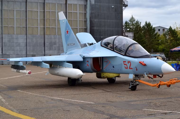 Yak-130 có thể mô phỏng hầu hết các loại máy bay chiến đấu hiện đại trên thế giới, từ Su-30 tới F-35. Điều này sẽ nâng tầm đẳng cấp của các phi công Không quân Nga trước phi công phương Tây.