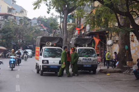 Ngay cả công an phường Đồng Xuân, quận Hoàn Kiếm cũng đỗ xe dàn hàng đối diện chợ Đồng Xuân cản trở các phương tiện lưu thông (Ảnh chụp sáng 2/3).