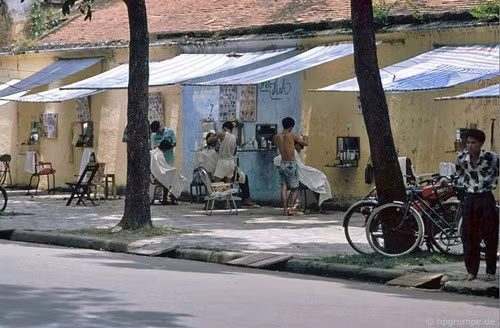 Các tiệm cắt tóc vỉa hè.