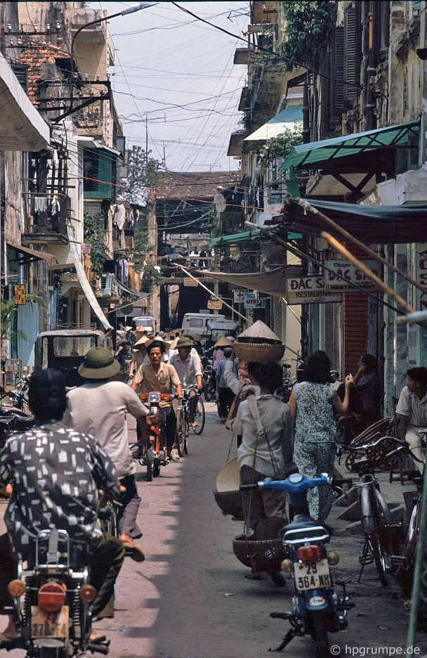 Vỉa hè nhỏ xíu của phố Tạ Hiện biến thành không gian sinh hoạt của người dân. Ảnh: Hpgrumpe.de.