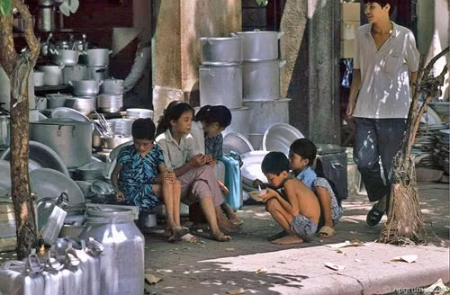 Đủ loại nồi niêu xoong chảo... trên hè phố Hàng Thiếc. Loạt ảnh vỉa hè Hà Nội nằm trong bộ sưu tập ảnh hơn 1.600 tấm do nhiếp ảnh gia người Đức Hans-Peter Grumpe thực hiện ở Việt Nam trong các năm 1991, 1992 và 1993.