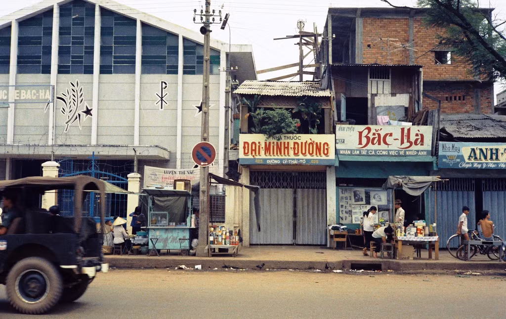  Hàng quán trên vỉa hè đường Lý Thái Tổ, 1967. Ảnh: John Beck