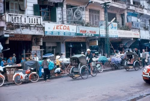 Khu chợ đen nổi tiếng trên vỉa hè đại lộ Lê Lợi, 1967. Ảnh: Eaindy