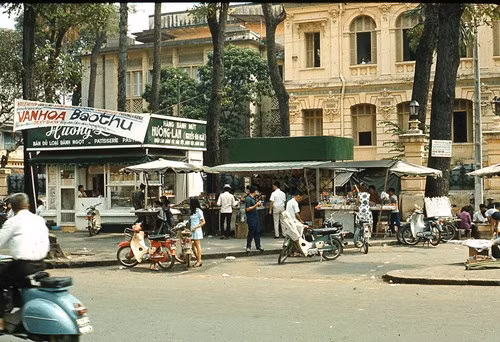Các quầy hàng ở vỉa hè trước Bưu điện Trung tâm, 1970. Ảnh: Jeff Dahlstrom