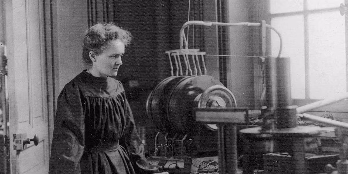  Suýt bị từ chối giải Nobel. Năm 1903, Marie Curie được nhận giải Nobel vật lý cùng với chồng Pierre Curie và Henri Becquerel cho các nghiên cứu về bức xạ. Đây là lần đầu tiên một phụ nữ giành giải Nobel. Tuy nhiên, ít ai biết rằng bà đã suýt bị gạch tên khỏi giải thưởng chỉ vì là... phụ nữ. Ảnh: Royal Society of Chemistry