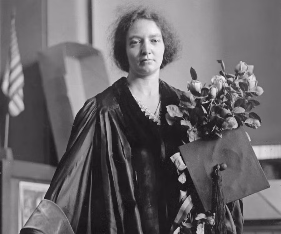  Người con gái nối nghiệp khoa học của mẹ. Con gái lớn nhất của Marie Curie, Irène Joliot-Curie, đã được trao một giải Nobel hóa học trong năm 1935, một năm sau khi mẹ mình qua đời. Ảnh: Chân dung nhà khoa học Irène Joliot-Curie - Thefamouspeople.com