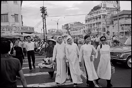 Những người phụ nữ Sài Gòn qua đường ở ngã ba Phan Bội Châu - Lê Lợi., 1972. Ảnh: A. Abbas
