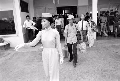 Nữ tiếp viên hàng không ở sân bay Tân Sơn Nhất, 1965. Ảnh: Bill Eppridge