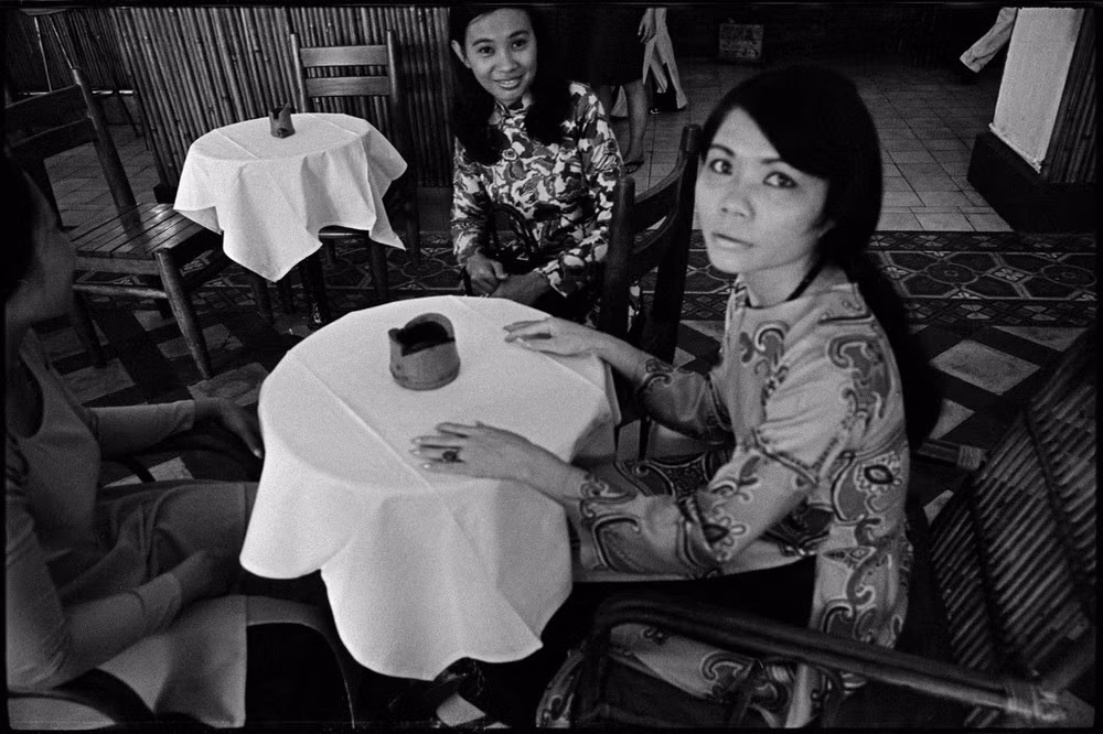 Những người phụ nữ tại quán cà phê sân thượng khách sạn Continental, 1972. Ảnh: A. Abbas