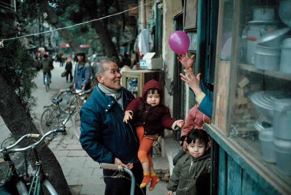 Đời thường trên vỉa hè Hà Nội ngày giáp Tết, 1989. Ảnh: David Alan Harvey.